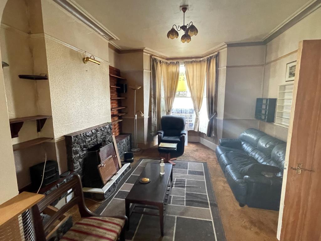 Lot: 134 - FOUR-BEDROOM PROPERTY WITH PARKING FOR REFURBISHMENT - Living room with bay window